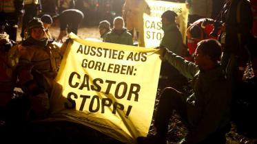 Greenpeace-Aktivisten fordern: "Ausstieg aus Gorleben: Castor Stopp!" 11/26/2011