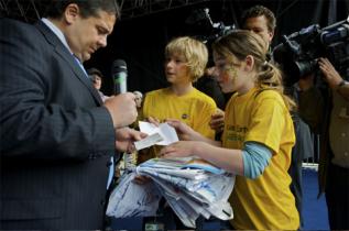 Kids for Earth übergeben Unterschriften und Banner an Umweltminister Gabriel.
