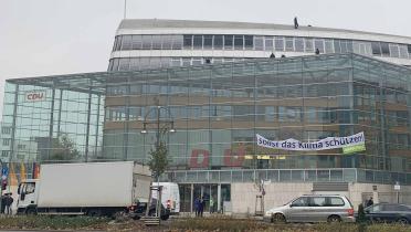 Fassade der CDU-Parteizentrale in Berlin ohne "C" im "CDU".