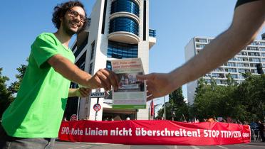 Greenpeace-Aktivist verteilt Flyer vorm Willy-Brandt-Haus