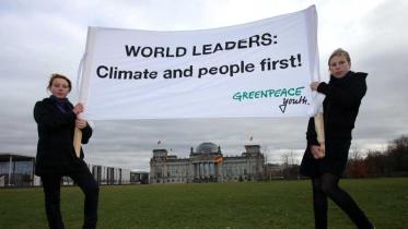 Greenpeace-Jugendliche vor dem Bundeskanzleramt mit gesammelten Unterschriften, November 2009