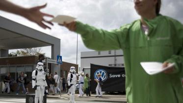 Greenpeace-Aktivisten informieren VW-Mitarbeiter über die "dunkle Seite" von VW, Juli 2011