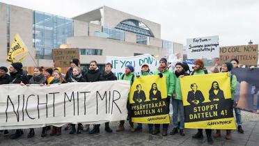 Aktivistinnen und Aktivisten protestieren vor dem Bundeskanzleramt gegen die Inbetriebnahme von Datteln 4 anlässlich des Antrittsbesuchs der finnischen Ministerpräsidentin.
