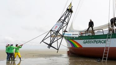 Greenpeace-Aktivisten errichten eine Bohrturm-Attrappe im Wattenmeer