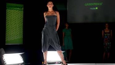 Auf dem MODA SIN TOXICOS Catwalk wird Chemiefreie Mode vorgestellt, im Juni 2006.