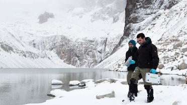 Greenpeace-Aktivisten nehmen im Torres del Paine-Nationalpark in Chile Schneeproben für die detox-Arbeit.