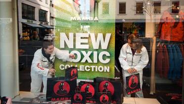 Greenpeace-AktivistInnen verpassen dem Mammut-Laden in der Löwenstrasse in Zürich (Schweiz) einen neuen Auftritt: aus der Outdoor-Marke Mammut wurde Mamba