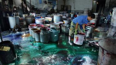 In Färbereien in China werden täglich literweise Farben verarbeitet.