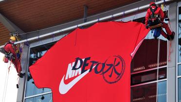 Banneraktion mit Riesen-Nike-T-Shirt in den Niederlanden