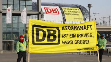 Greenpeace-Aktivisten am Berliner Hauptbahnhof: "Atomkraft ist ein Irrweg, Herr Grube!" 02/24/2011