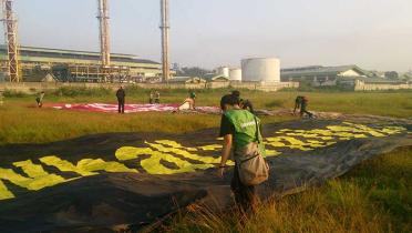 Greenpeace-Aktivisten entrollen ein großes Protestbanner in Indonesien, 21.05.2014 