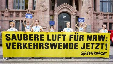 Das Düsseldorfer Verwaltungsgericht verhandelt über Fahrverbote für dreckige Autos. Mit aufgemalten blauen Lungen auf der Brust demonstrieren Aktivisten vor dem Gerichtsgebäude für konsequenten Schutz der Menschen vor Luftschadstoffen.