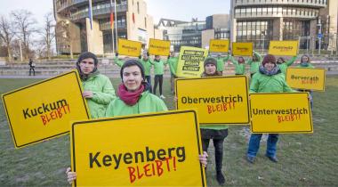 Greenpeace-Aktivisten mit Ortsschildern vor Landtag in Düsseldorf