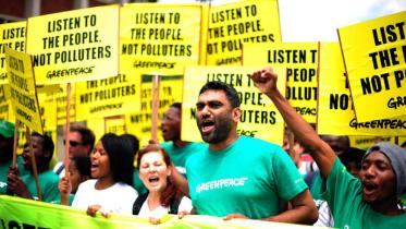 Kumi Naidoo auf einer Demonstration in Durban für mehr Klimaschutz, Dezember 2011.