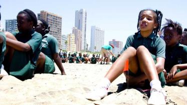 Jugendliche formieren sich zu löwenstarkem Protest im Dezember 2011