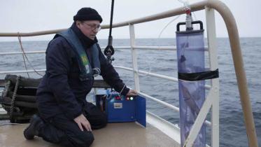 Greenpeace-Chemieexperte Manfred Santen nimmt Luftproben an der Elgin-Sperrzone