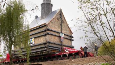 Für einen Tagebau der Firma MIBRAG wurde 2007 eine Kirche umgesiedelt: die Emmaus-Kirche auf dem Weg von Heuersdorf nach Borna in Sachsen, 820 Tonnen auf Rädern.