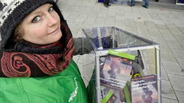 Aktivisten übergeben 2.500 Postkarten mit Unterschriften an EnBW, Dezember 2009, 
