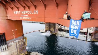 Greenpeace-Kletterer an Ölplattform mit Bannern