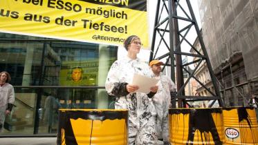 Greenpeace-Protest vor der Deutschland-Zentrale von ESSO im Juli 2010