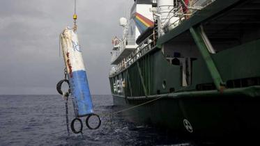 Ein Krahn des Greenpeace Schiffs Esperanza holt ein illegales FAD aus dem Pazifik. November 2011
