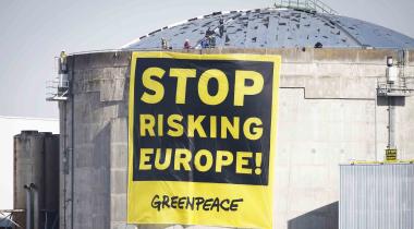 Auf dem AKW Fessenheim: Greenpeace-Aktivisten hängen Banner, auf dem "Stop risking Europe!" steht.