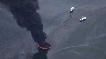 Die US-Küstenwache fackelt Öl im Golf von Mexiko ab im Mai 2010