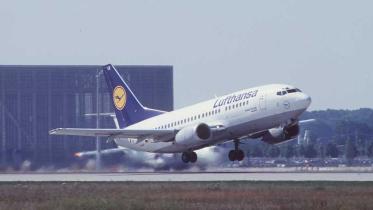 Symbolbild: Startendes Flugzeug der Fluglinie Lufthansa im August 1997