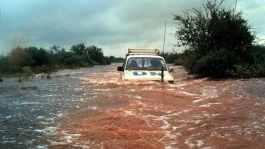 UN versucht überschwemmtes Dorf in Somalia zu erreichen. Dezember 1997