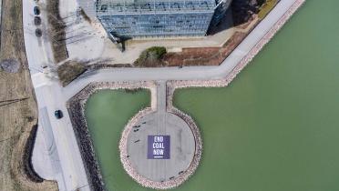 Fortum Headquaters von oben mit Protestbanner am Boden