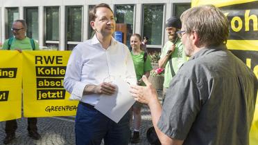 RWE-Power-Vorstandschef Frank Weigand im Gespräch mit Greenpeace-Experten Karsten Smid