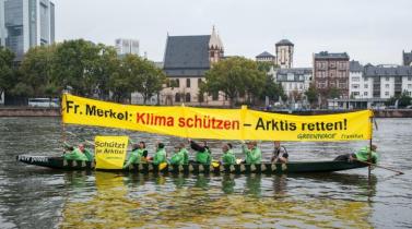  Greenpeace-Aktivisten unterwegs auf dem Main. Sie fordern Bundeskanzlerin Angela Merkel per Banner auf, sich für Klimaschutz stark zu machen. Frankfurt, 21.09.2014