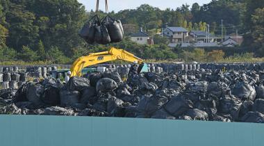 Schwarze Plastiksäcke mit radioaktivem Müll in Namie, Region Fukushima