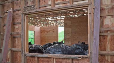 Säcke mit radioaktivem Müll in einem zerstörten Haus in Namie