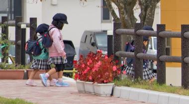 Kinder in Iitate, Region Fukushima, auf dem weg zum Kindergarten