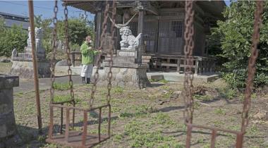 Atomexperte Heinz Smital misst Radioaktivität an einem Holztempel in Namie nahe Fukushima