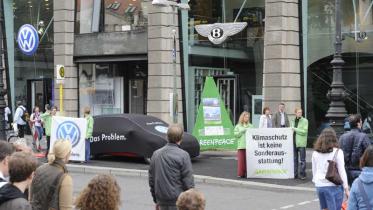 Greenpeace-Aktivisten protestieren bei VW-Händlern in Berlin, September 2011