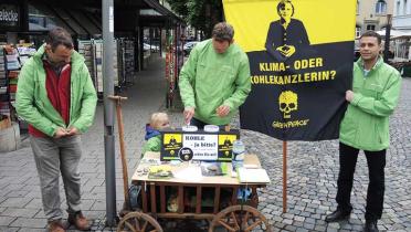 Greenpeace-Aktivisten demonstrieren in Esslingen für den Kohleausstieg. Auch der Jüngste ist mit Feuer und Flamme dabei. 30. Mai 2015