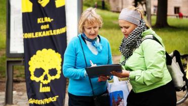 Anti-Kohle-Aktionstag in über 60 Städten. Greenpeace-Aktivisten gehen für die Energiewende auf die Straße, hier in Nürnberg.