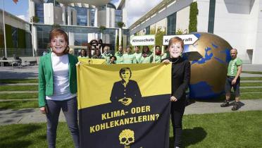 Anti-Kohle-Aktionstag am 30. Mai 2015 in über 60 Städten. Greenpeace-Aktivisten gehen für die Energiewende auf die Straße, hier in Berlin.