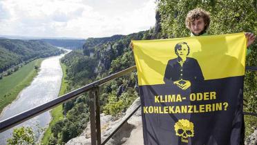 Anti-Kohle-Aktionstag in über 60 Städten. Greenpeace-Aktivisten demonstrieren für die Energiewende, hier im Elbesandsteingebirge.