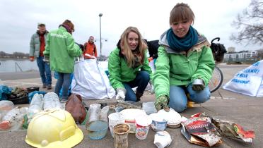 Aktivisten sammeln Müll in Mainz