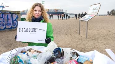 Greenpeace-Meeresexpertin Sandra Schöttner mit am Elbstrand gesammelten Müll