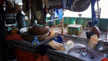 Heruntergekommenes Schiffsdeck mit zu wenig Platz. 