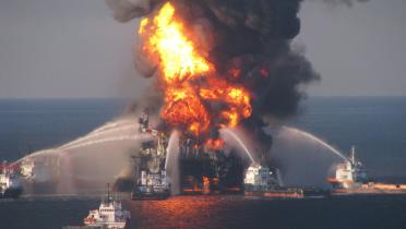 Die brennende Ölplattform Deepwater Horizon im Golf von Mexiko