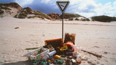 Abfall liegt am Strand von Amrum neben einem "Naturschutz-Schild" im Juni 1988