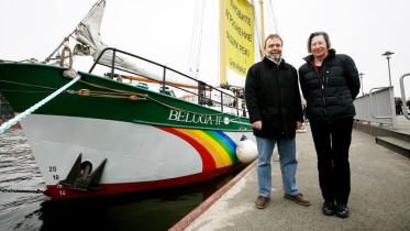 Roland Hipp und Brigitte Behrens, Geschäftsführung Greenpeace Deutschland, vor der Beluga II
