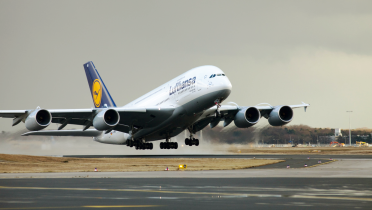 Ein Passagierflugzeug startet auf dem Flughafen Frankfurt am Main