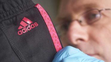 Adidas Kleidung wird im Labor auf gefährliche Chemikalien geprüft, 29.01.2012