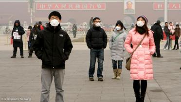 Menschen mit Atemmasken in Peking, China